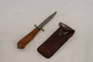 TWO VINTAGE KNIVES TO INCLUDE A 'SCALEMEAD' IN A LEATHER CASE