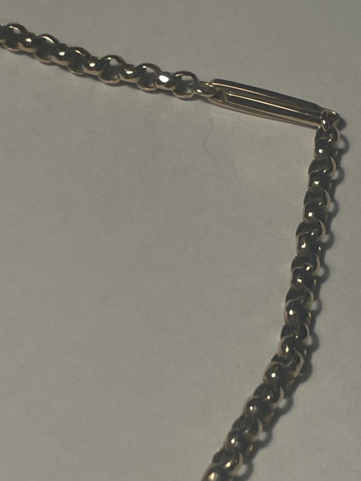 A MARKED 9 CARAT GOLD NECKLACE CLASP A/F GROSS WEIGHT 7.1 GRAMS - Image 3 of 4