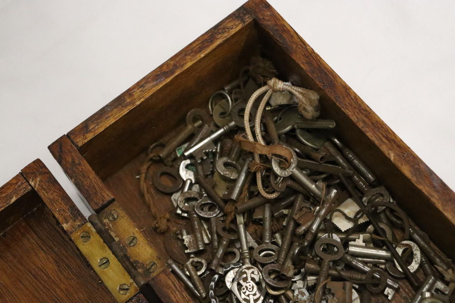 A COLLECTION BOX CONTAINING CIRCA 1900 FURNITURE KEYS - Image 6 of 6