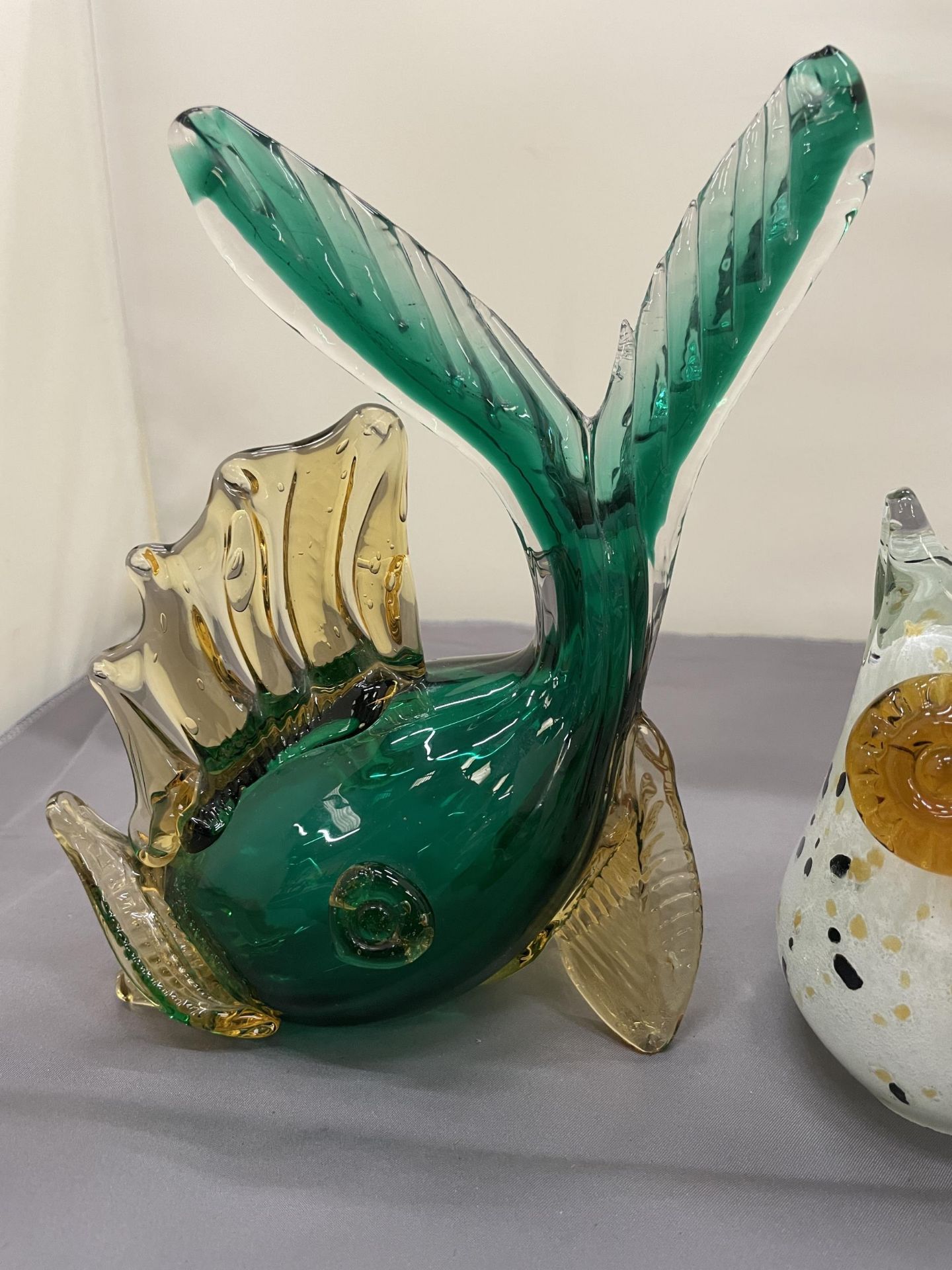 A VINTAGE MURANO GLASS FISH AND GLASS OWL PAPERWEIGHT, HEIGHT 21CM - Image 3 of 3