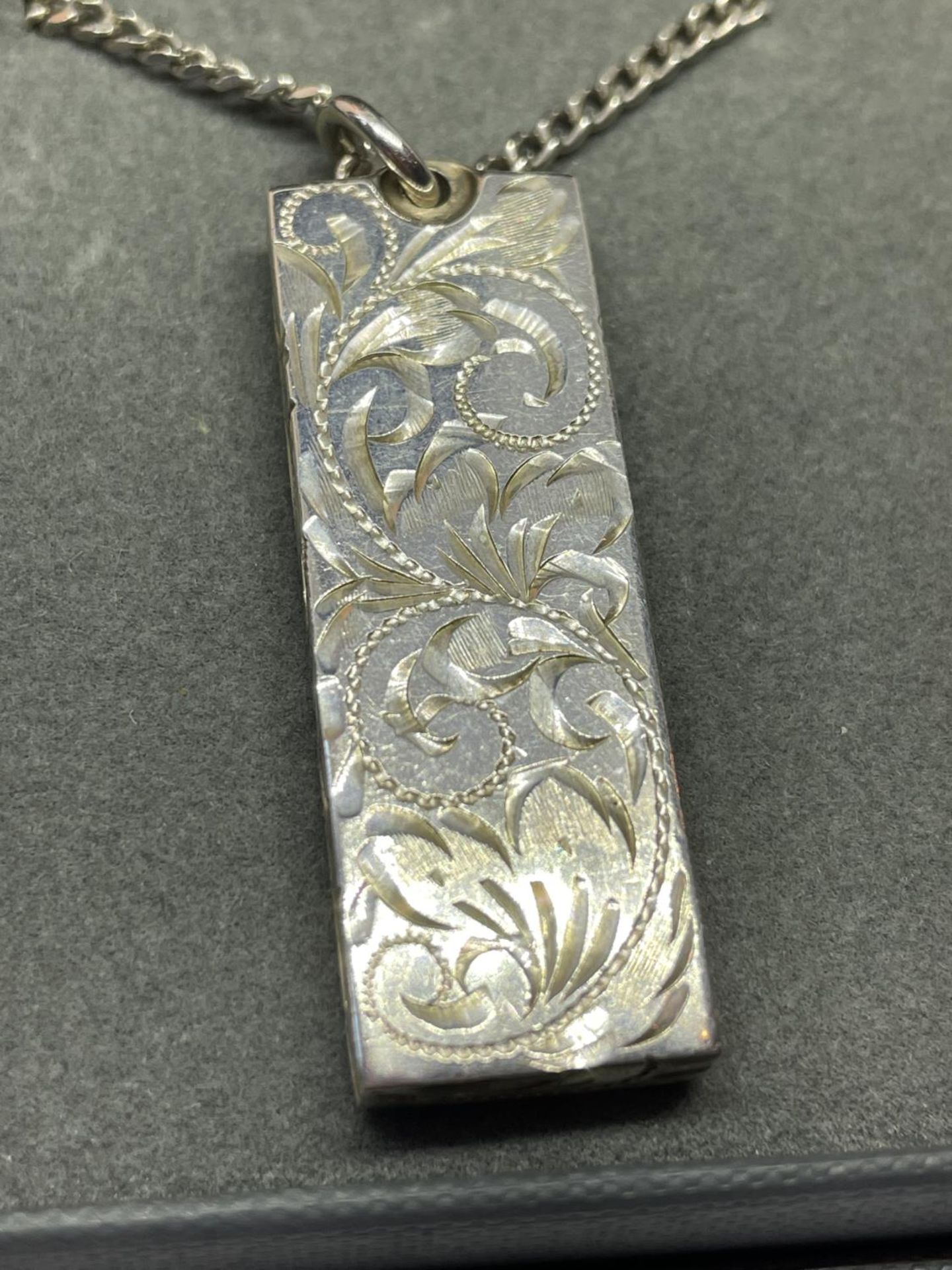 AN ORNATE SILVER INGOT AND CHAIN IN A PRESENTATION BOX - Image 3 of 3
