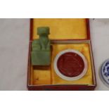 AN ORIENTAL JADE STYLE FOO DOG SEAL AND WAX IN A PRESENTATION BOX