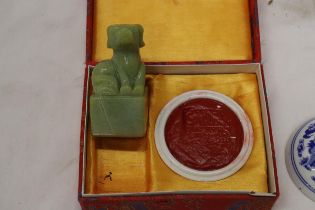 AN ORIENTAL JADE STYLE FOO DOG SEAL AND WAX IN A PRESENTATION BOX