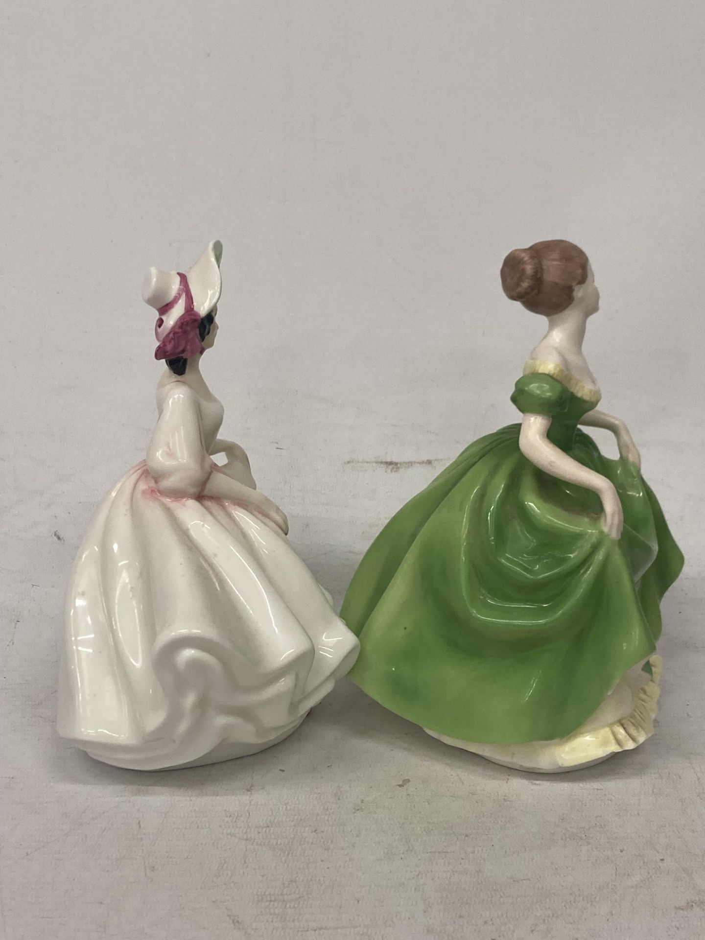 A ROYAL DOULTON SUNDAY BEST FIGURINE MODELLED BY PEGGY DAVIES (2ND QUALITY) AND COALPORT - HEATHER - Image 2 of 5