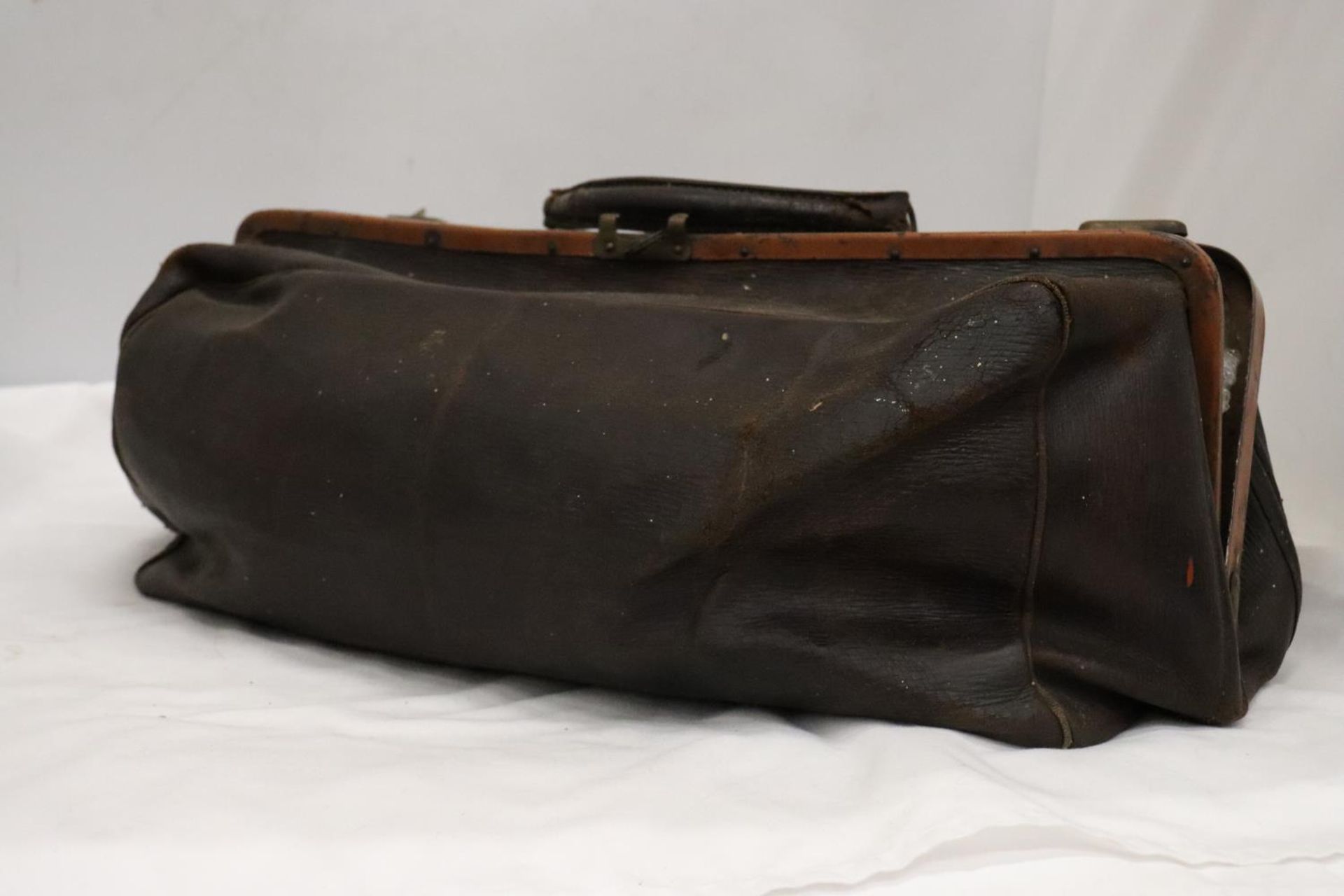 A VINTAGE DOCTORS LEATHER GLADSTONE STYLE BAG - Image 4 of 5