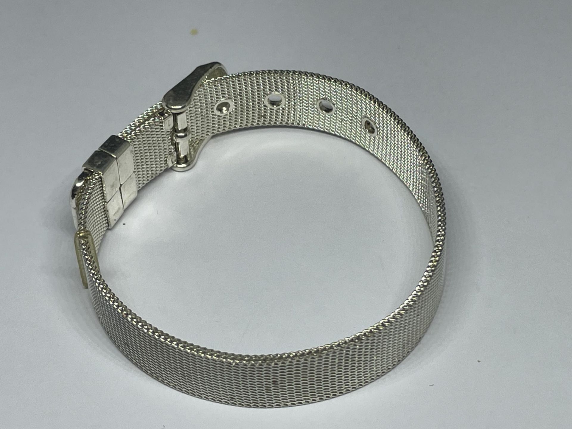 A MARKED 925 SILVER BRACLET IN THE FORM OF A BELT - Image 2 of 3