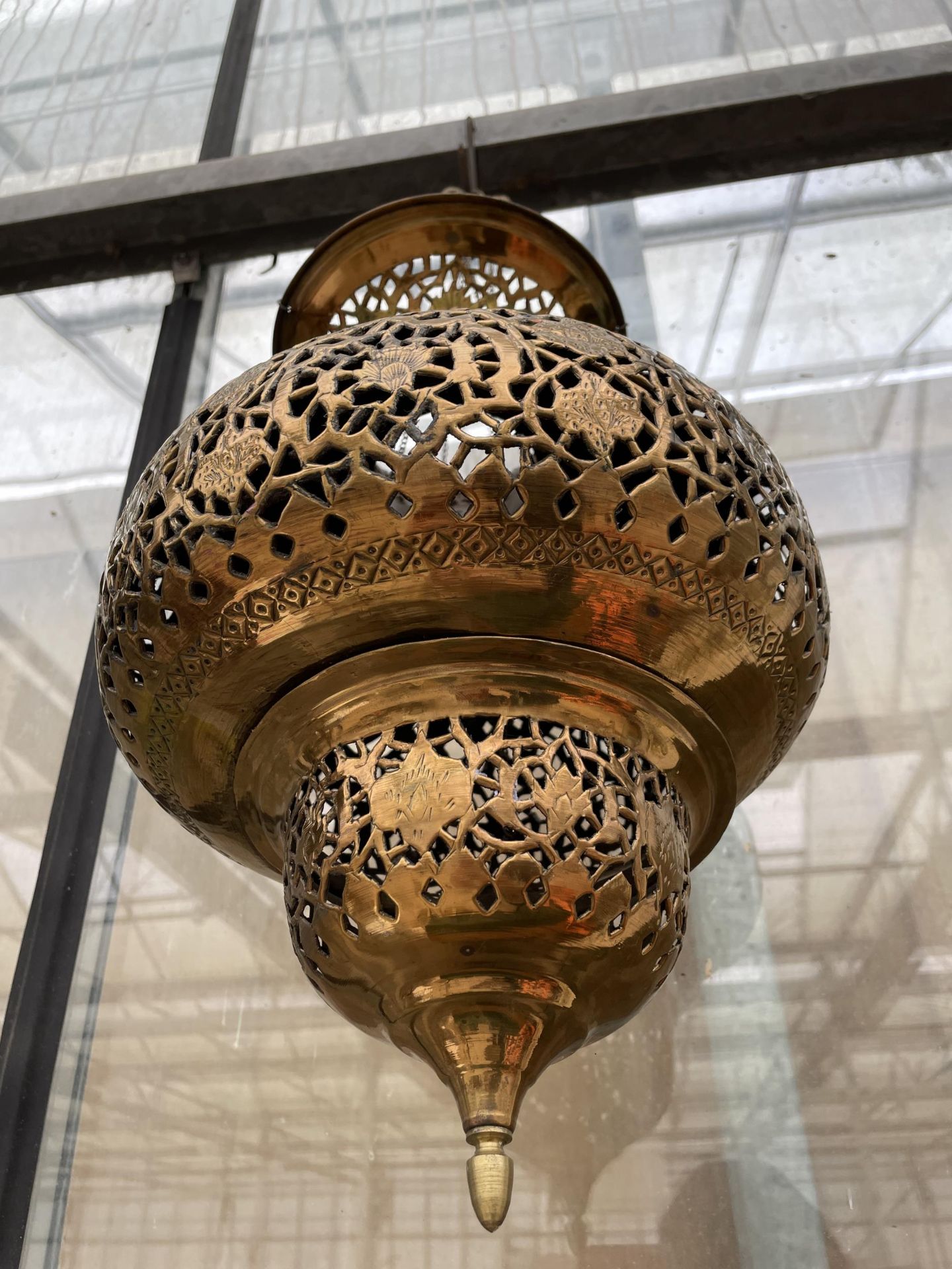 A VINTAGE BRASS HANGING LANTERN - Image 3 of 6