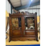 A TOBACCO CABINET WITH TWO GLAZED DOORS, FOUR INNER DRAWERS AND PIPE RACKS TO INCLUDE FIVE CLAY
