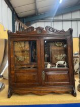 A TOBACCO CABINET WITH TWO GLAZED DOORS, FOUR INNER DRAWERS AND PIPE RACKS TO INCLUDE FIVE CLAY