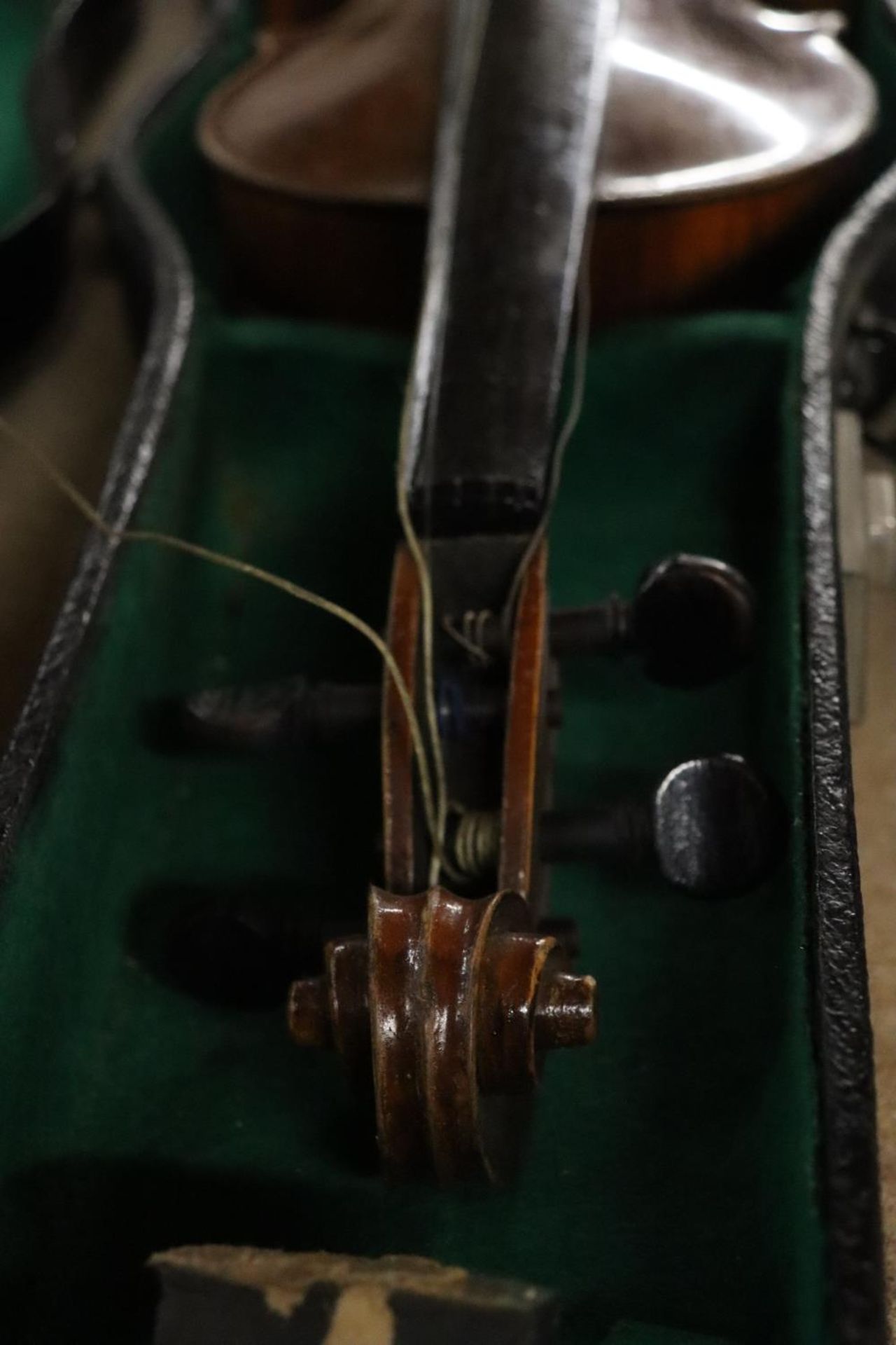 A VINTAGE VIOLIN AND BOW IN A HARD CASE - Image 3 of 6
