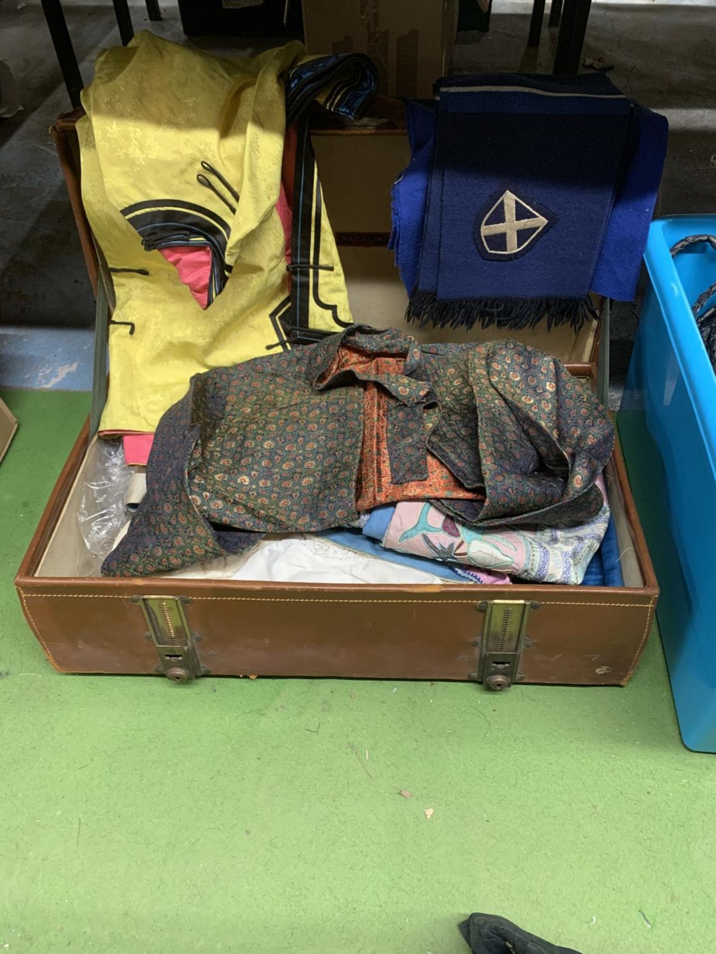 A QUAANTITY OF VINTAGE CLOTHING TO INCLUDE ORIENTAL IN A VINTAGE LEATHER SUITCASE