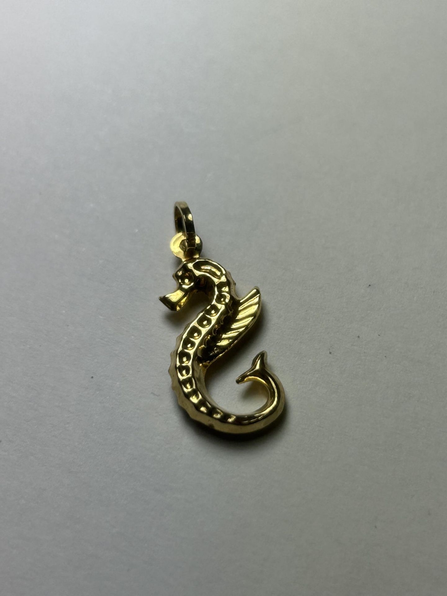 A 9CT YELLOW GOLD SEAHORSE CHARM
