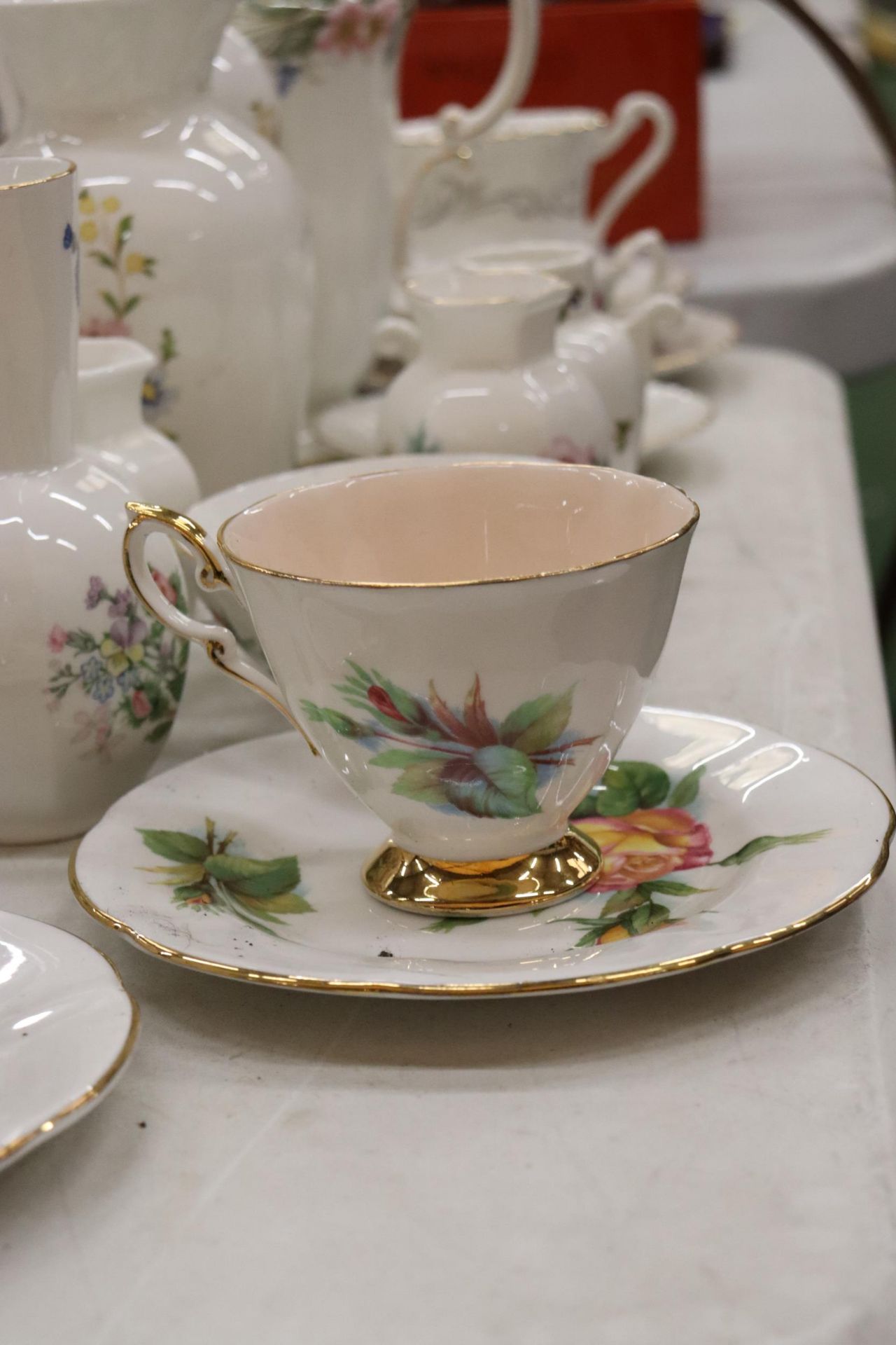 A LARGE QUANTITY OF TEAWARE TO INCLUDE A PARAGON 'COUNTRY LANE', COFFEE POT, 'RENDEZVOUS' CUPS, A - Image 5 of 11