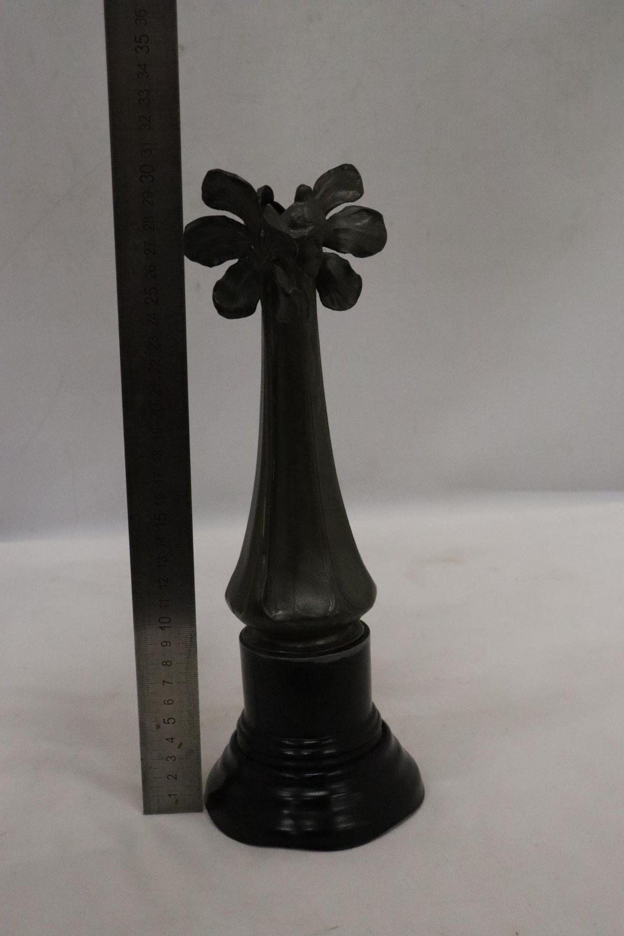 AN IMPERIAL ZINN B & G PEWTER VASE IN AN ART NOUVEAU STYLE - Image 7 of 8
