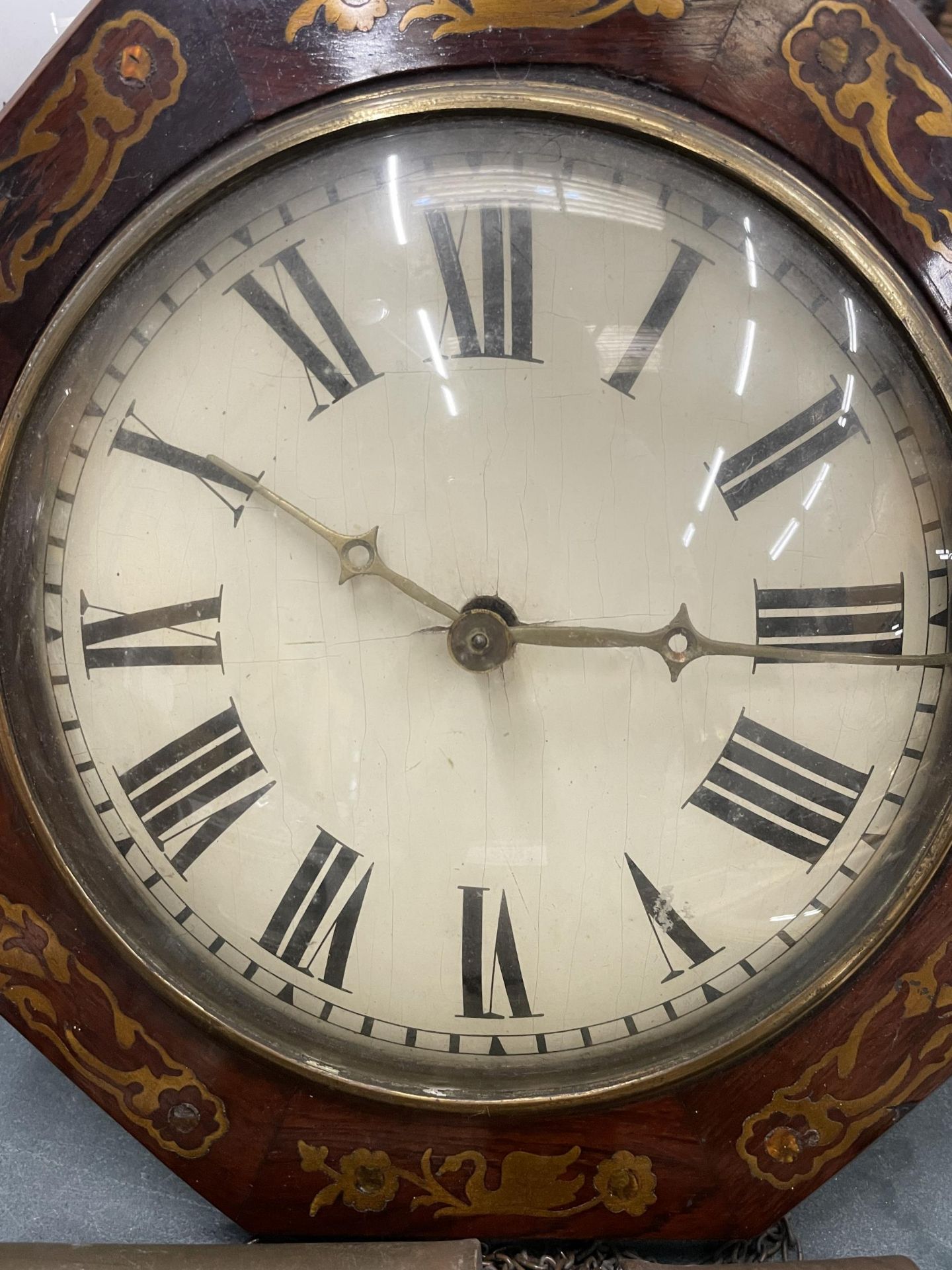 A VINTAGE OCTAGONAL WALL CLOCK WITH MAHOGANY FRAME, INLAID WITH BRASS, DIAMETER 32CM - Bild 2 aus 3