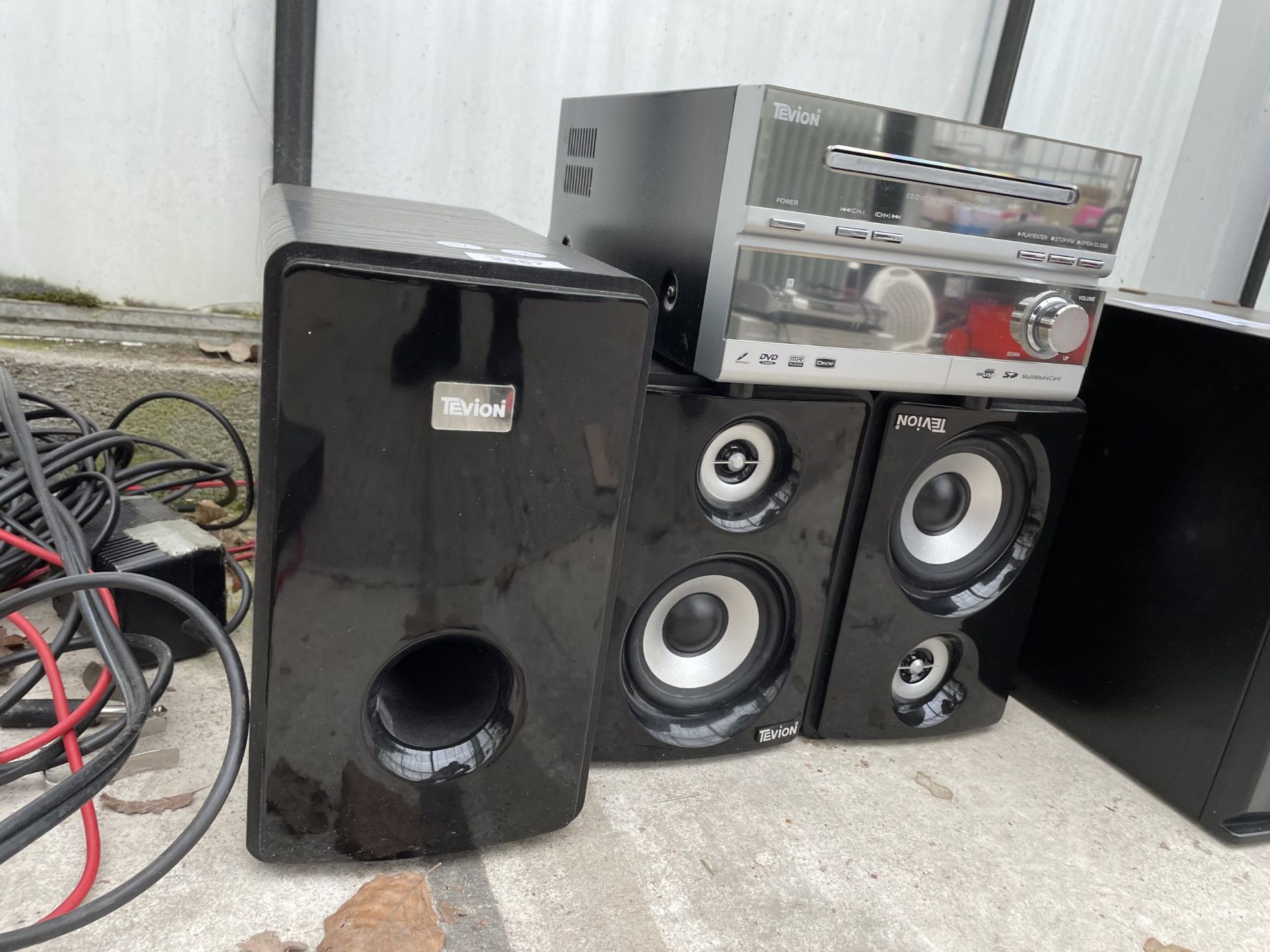 A TEVION STEREO SYSTEM WITH SUB WOOFER AND TWO SPEAKERS - Bild 2 aus 2