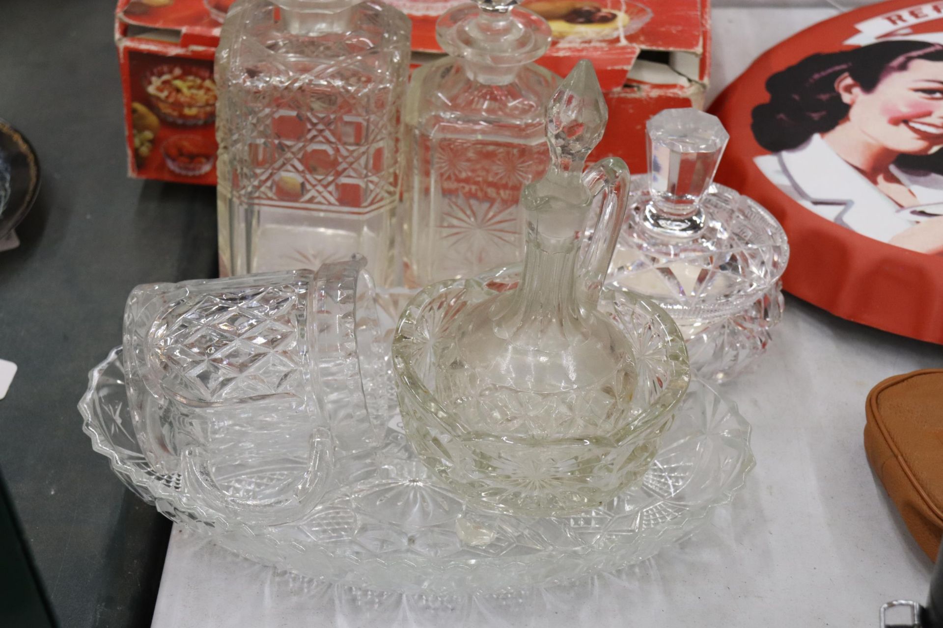 A QUANTITY OF GLASSWARE TO INCLUDE A SEVEN PIECE CAPRI FRUIT SALAD SET IN BOX - Image 8 of 8
