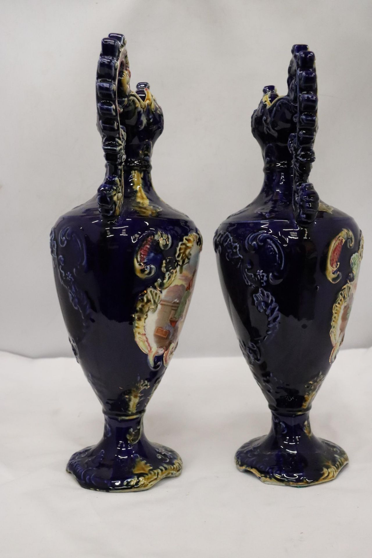A PAIR OF VICTORIAN VASES IN COBALT BLUE WITH PICTORIAL DECORATION, HEIGHT 41 CM - Bild 5 aus 7