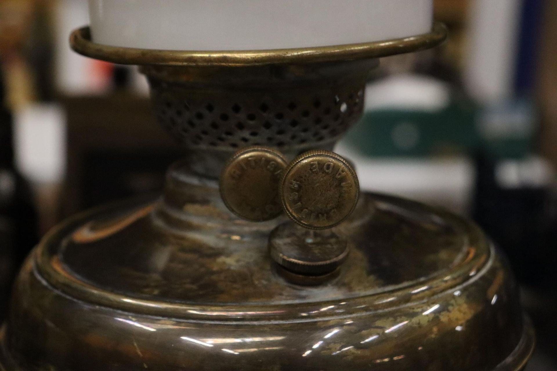 A DOULTON IVORY OIL LAMP WITH WHITE GLASS SHADE AND FUNNEL - Image 7 of 8