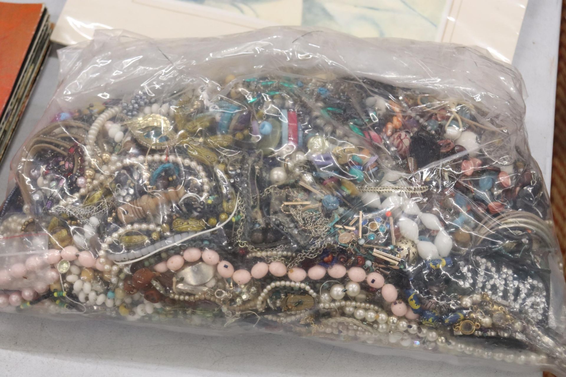 A 5 KG BAG OF COSTUME JEWELLERY AND BEADS - Image 8 of 10