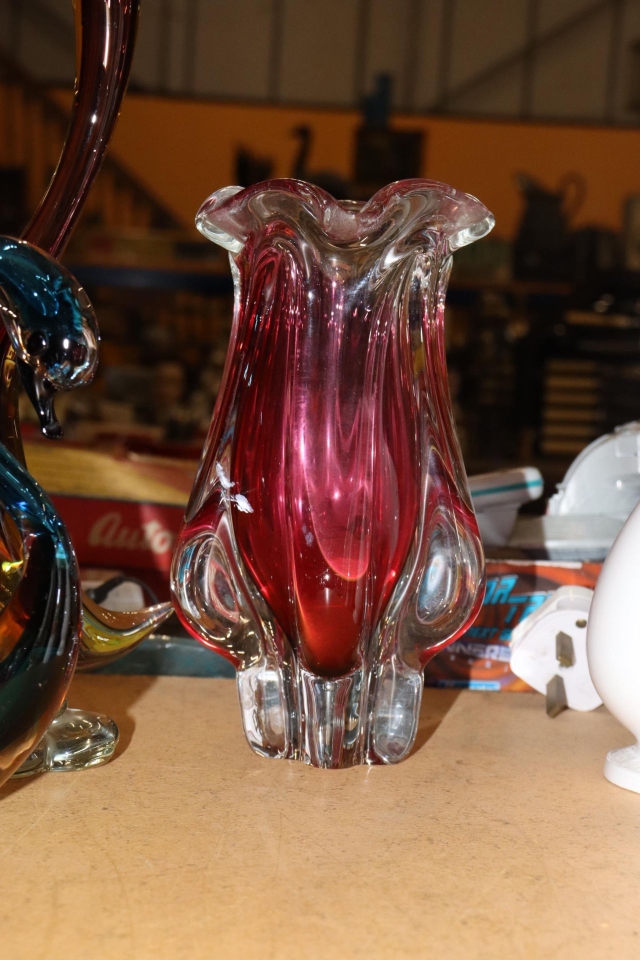 A COLLECTION OF GLASSWARE TO INCLUDE GLASS FIGURES, PAPERWEIGHTS A STUDIO ART CRANBERRY VASE, - Image 9 of 10