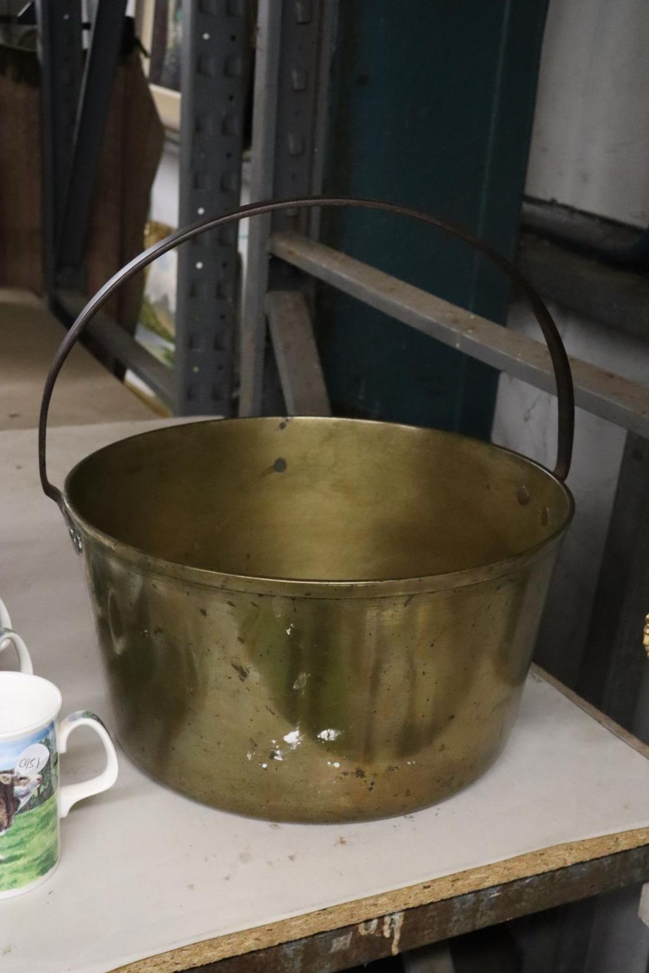 A LARGE, HEAVY BRASS JAM PAN WITH HANDLE, DIAMETER 33CM - Image 2 of 4