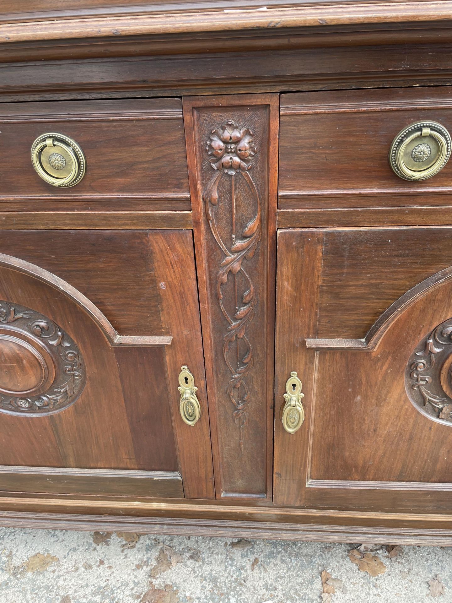 A LATE VICTORIAN MIRROR BACK SIDEBOARD WITH FLUTED COLUMNS AND CARVED PANEL DOORS TO BASE 62" WIDE - Image 5 of 8