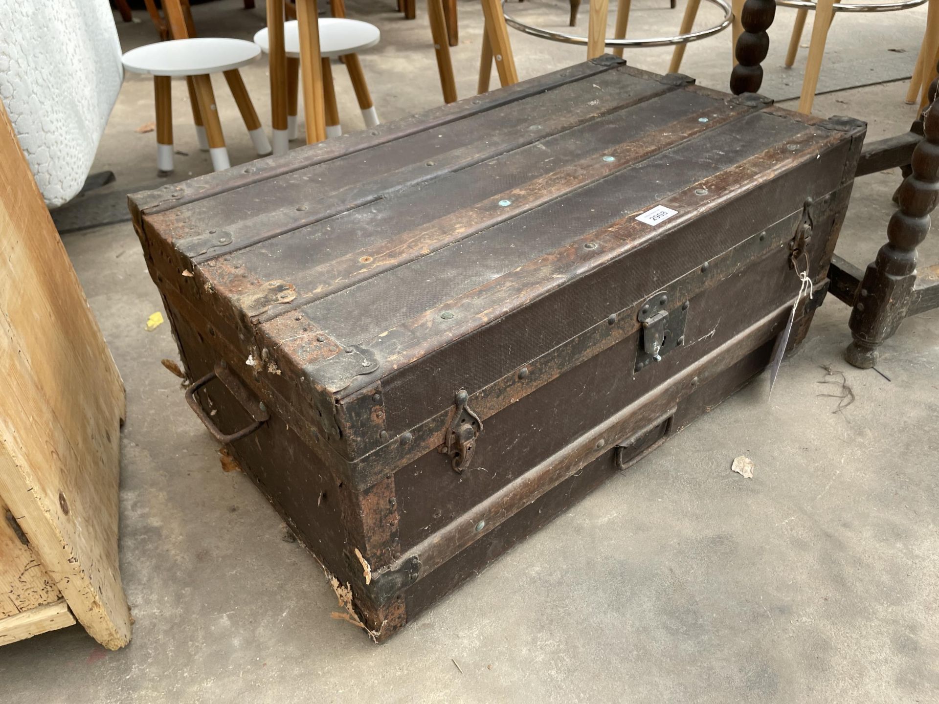 A VICTORIAN CONMPRESSED FIBRE TRAVELLING TRUNK WITH WOODEN SLATS AND METAL FITTINGS