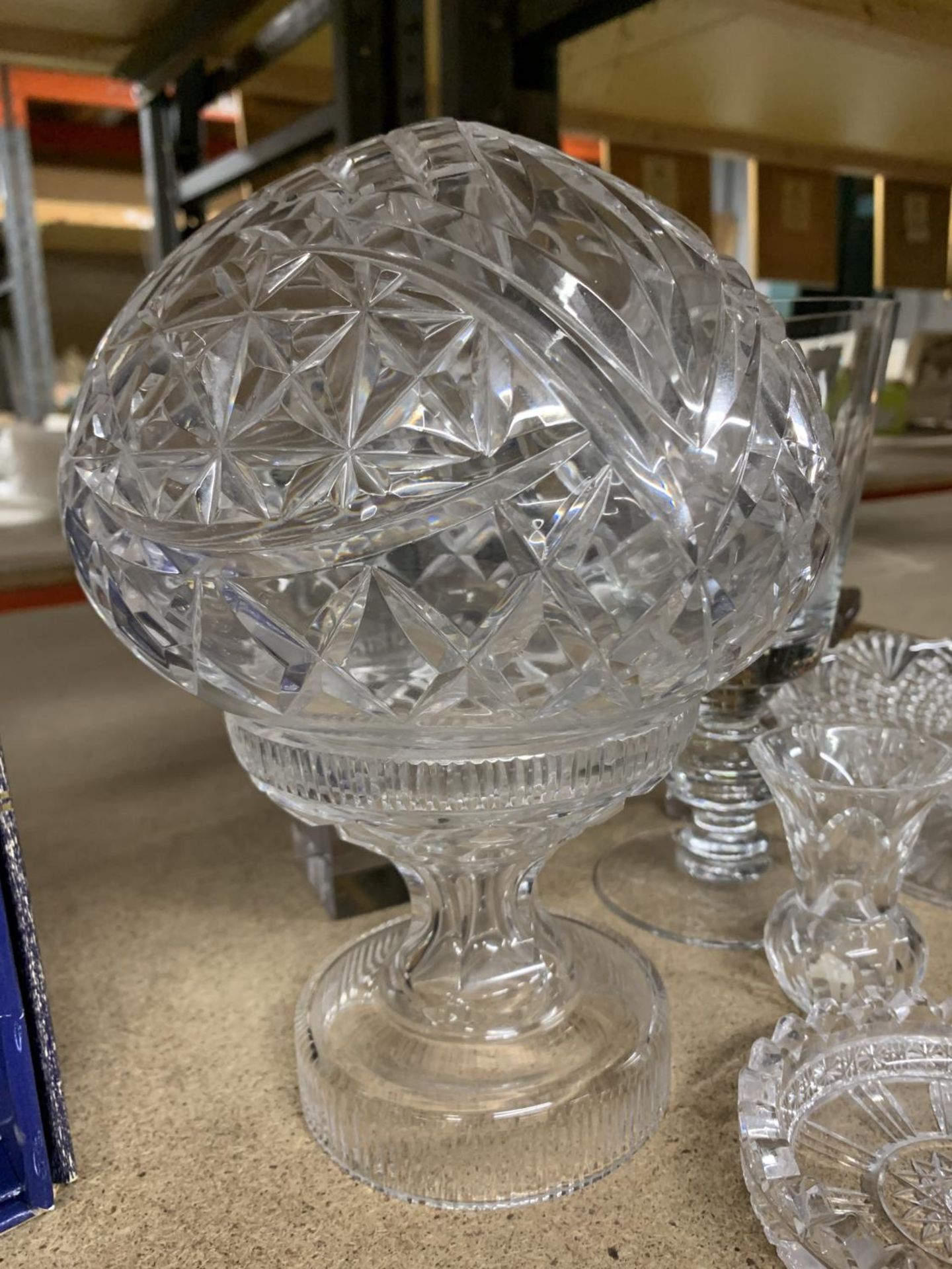 A QUANTITY OF GLASSWARE TO INCLUDE A MUSHROOM LAMP - NEEDS LAMP FITTINGS, A LARGE HEAVY GLASS, A - Bild 5 aus 6