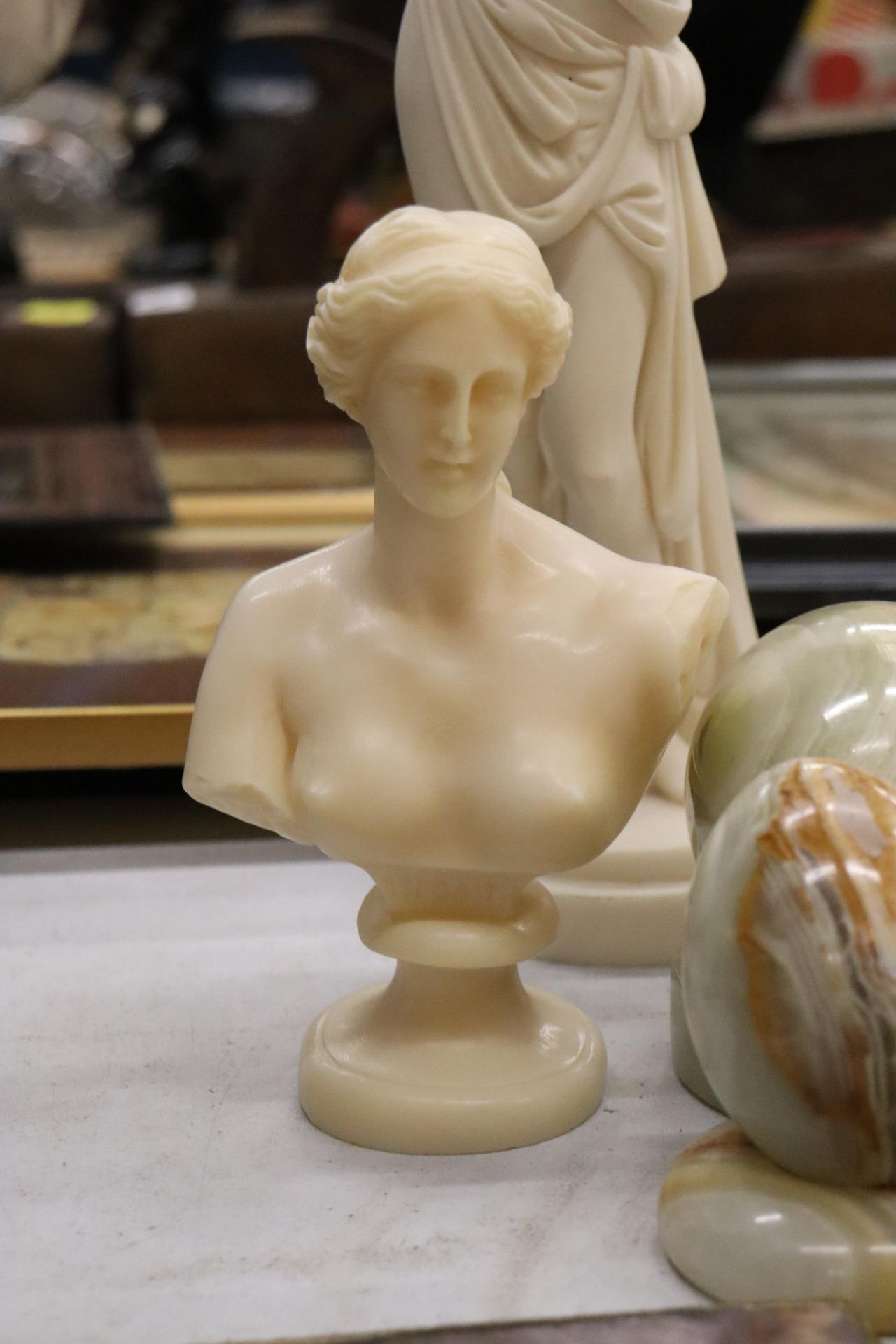 TWO CLASSICAL FIGURES, ONYX EGGS AND COASTERS - Bild 5 aus 7