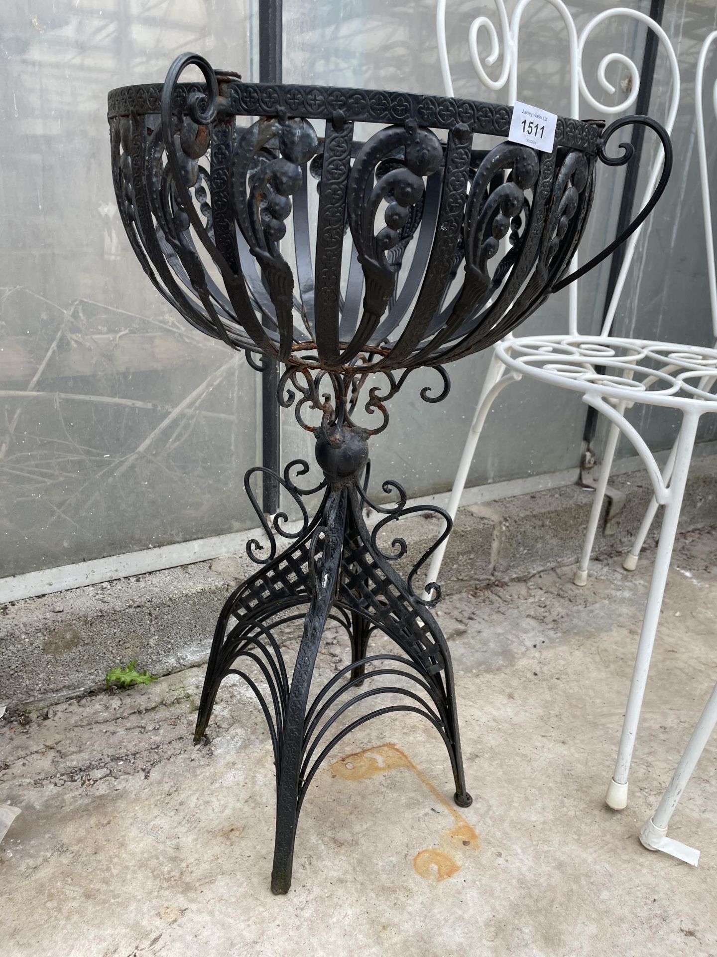 AN ORNATE AND DECORATIVE WROUGHT IRON GARDEN PLANTER (H:66CM D:37CM) - Bild 2 aus 4