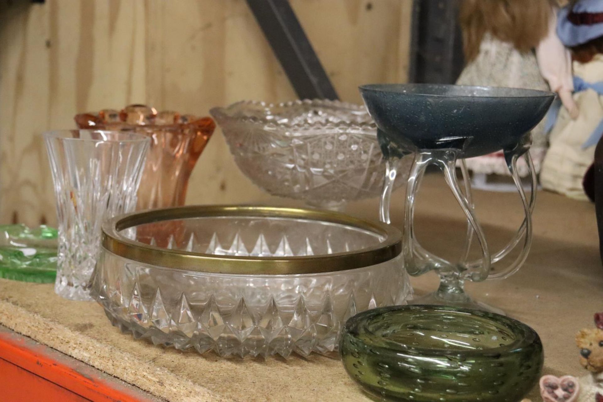A QUANTITY OF GLASSWARE TO INCLUDE BOWLS, VASES ETC - Image 7 of 7