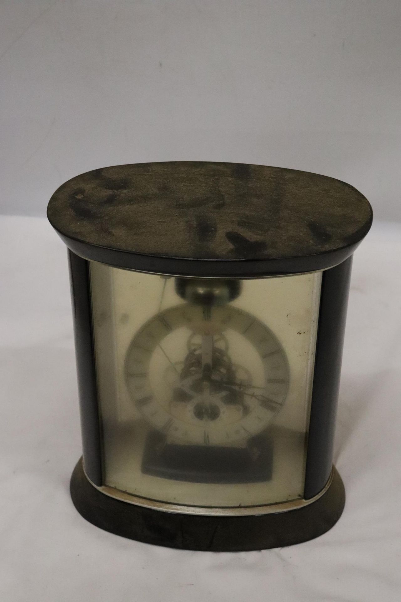 A DAVID PETERSON STYLE OVAL GLASS AND MAHOGANY SKELETON CLOCK WITH PASSING STRIKE MOVEMENT HEIGHT - Bild 7 aus 8