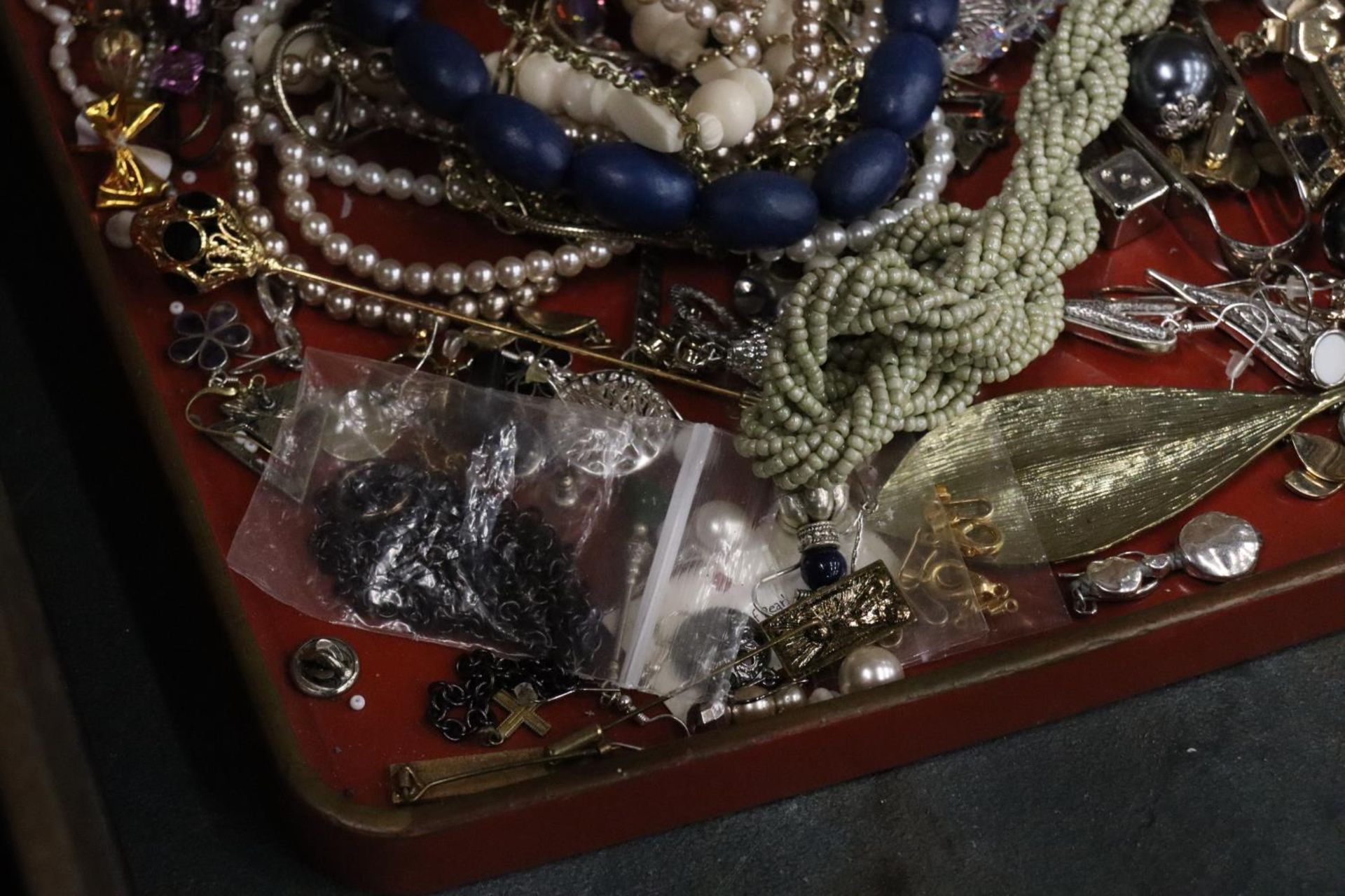 A TRAY CONSISTING OF A QUANTITY OF COSTUME JEWELLERY - Image 5 of 7