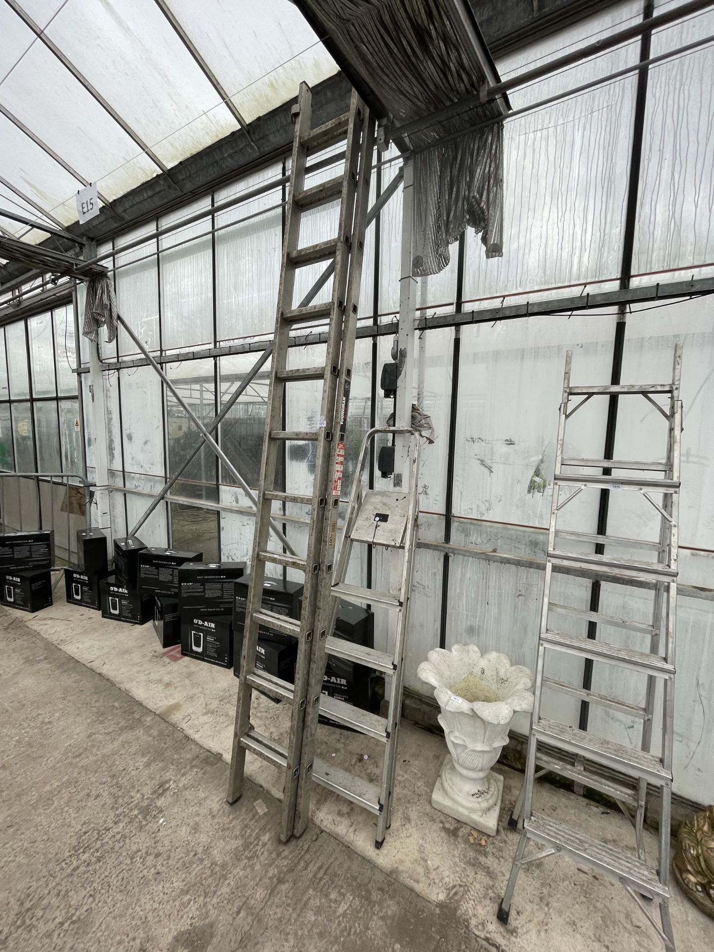 A FOUR RUNG ALUMINIUM STEP LADDER AND A TWO SECTION 22 RTUNG EXTENDABLE LADDER