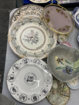 A QUANTITY OF CERAMIC PLATES, ETC TO INCLUDE HANDPAINTED FLOWER PIN TRAYS, WEDGWOOD, ETC
