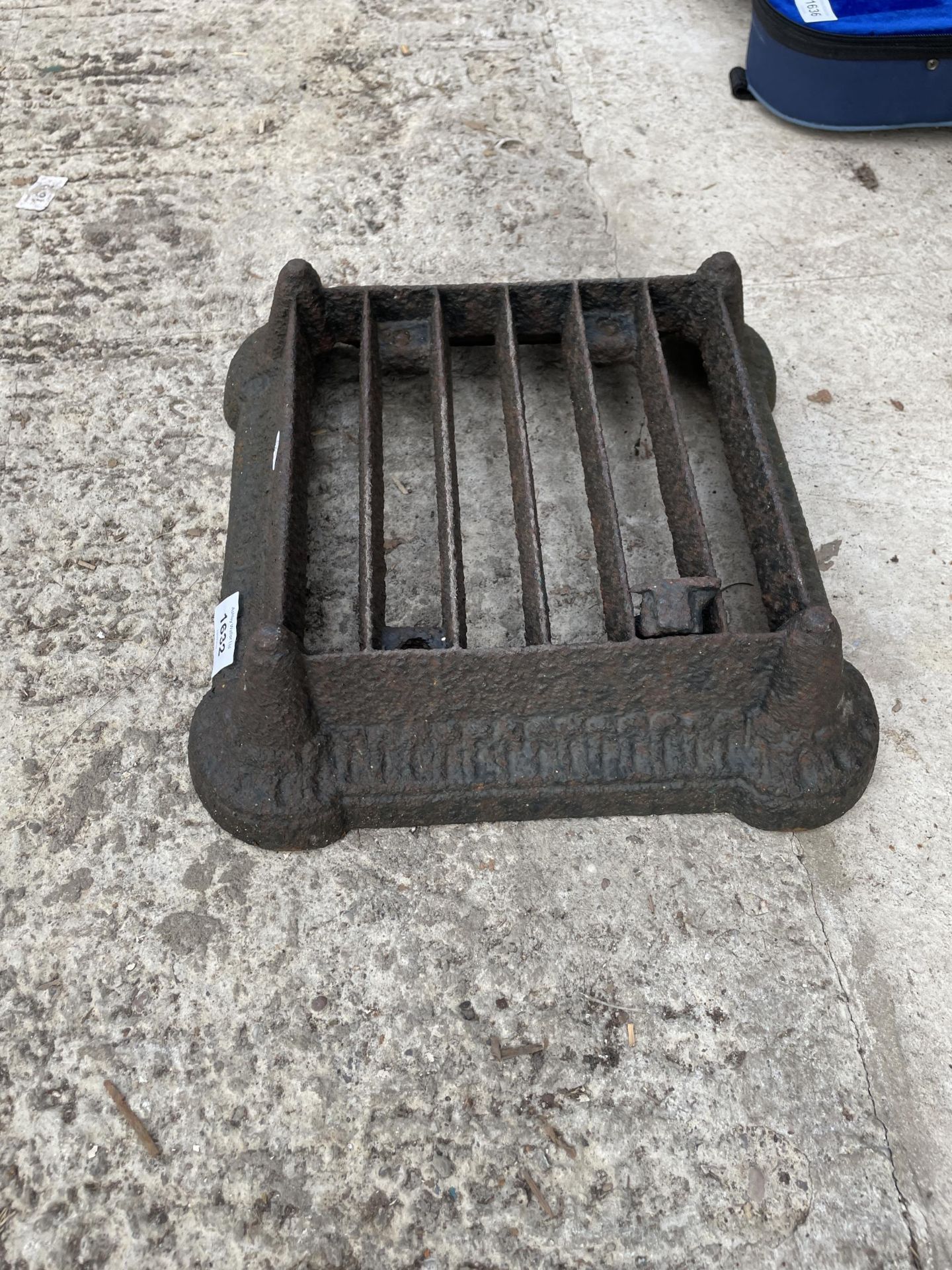 A VINTAGE CAST IRON BOOT SCRAPER - Image 2 of 2