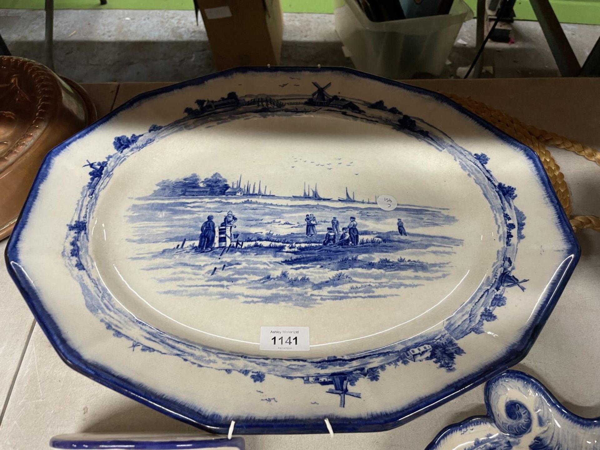 A QUANTITY OF VINTAGE BLUE AND WHITE POTTERY WITH DUTCH IMAGES TO INCLUDE DOULTON, NORFOLK, ETC - Image 3 of 3