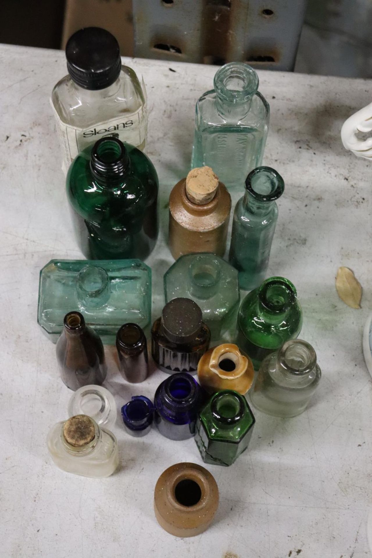 A LARGE QUANTITY OF VARIOUS COLOURED VINTAGE GLASS BOTTLES - Image 4 of 5