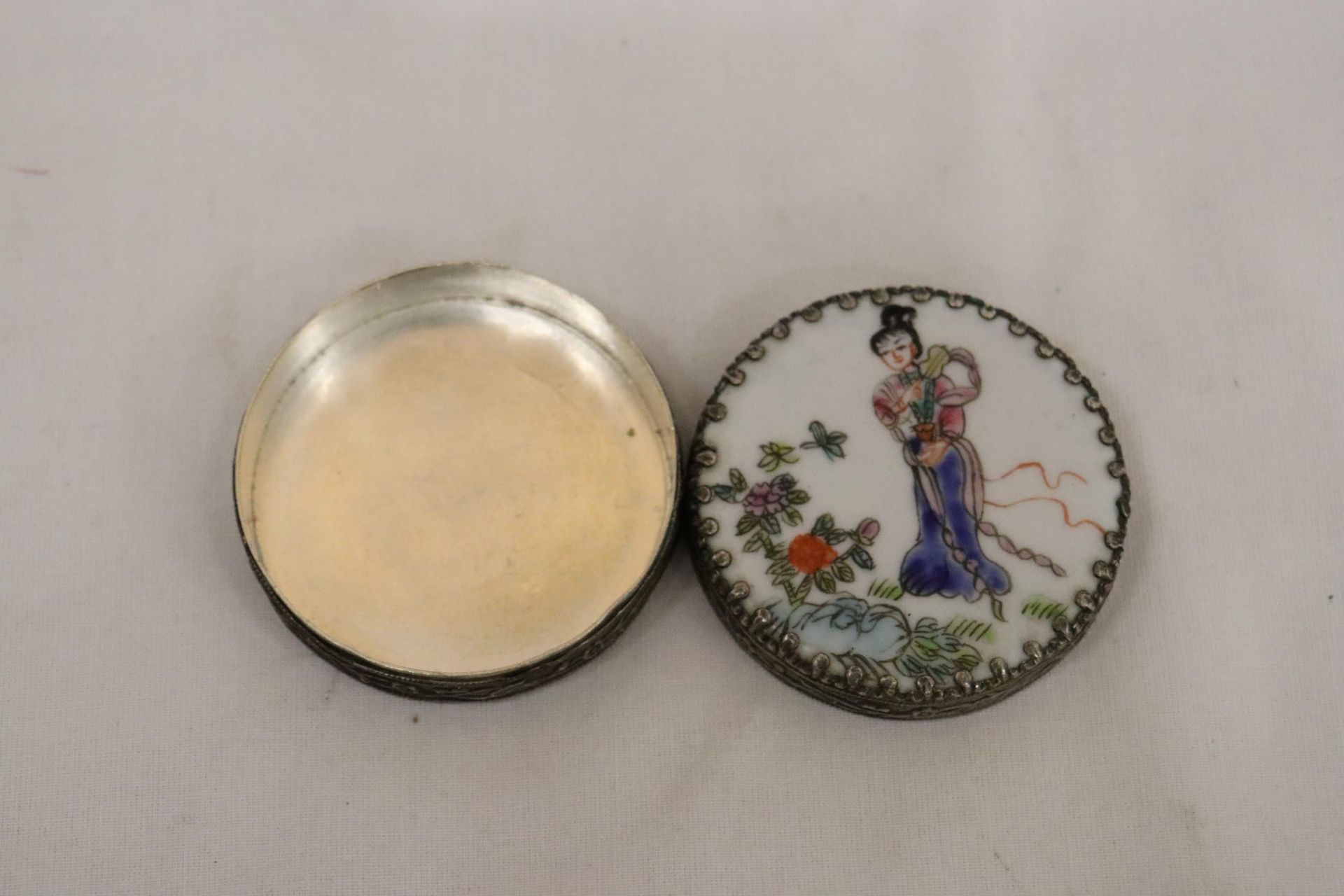 A VINTAGE SILVER TONE TRINKET BOX WITH THE IMAGE OF A JAPANESE LADY IN A FLORAL GARDEN - Image 2 of 6