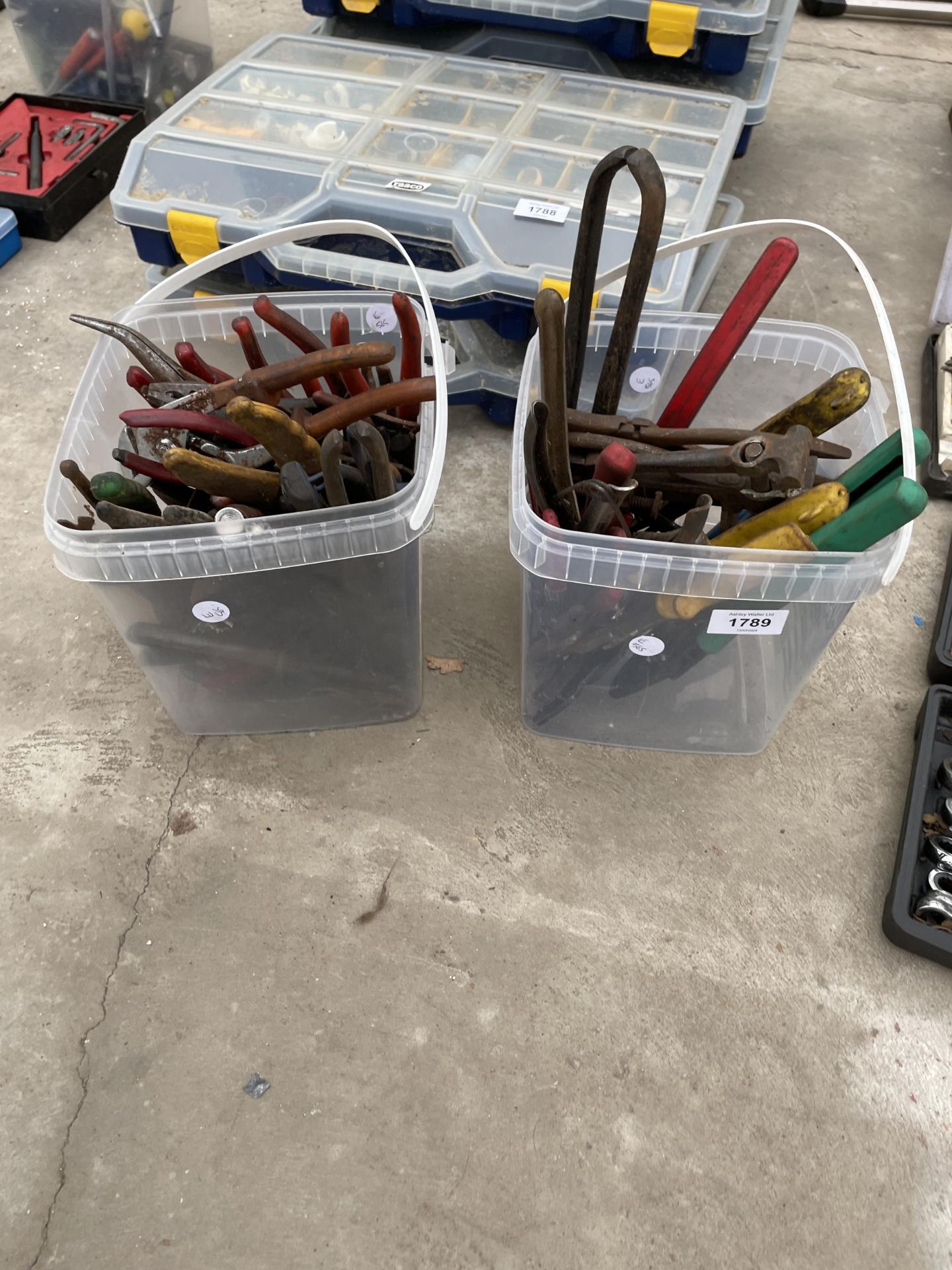 A LARGE ASSORTMENT OF HAND TOOLS TO INCLUDE PLIERS AND SNIPS ETC