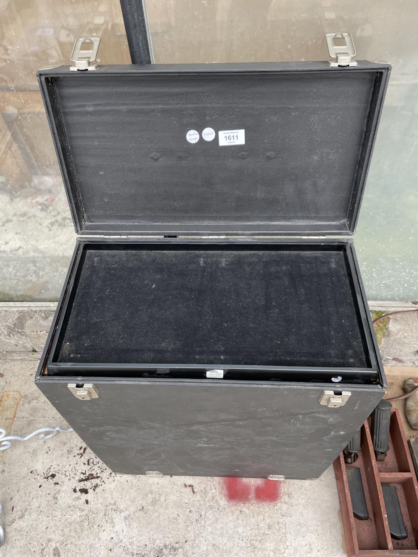 A VINTAGE JEWELLERY STORAGE CABINET WITH 11 INTERNAL TRAYS - Image 5 of 6