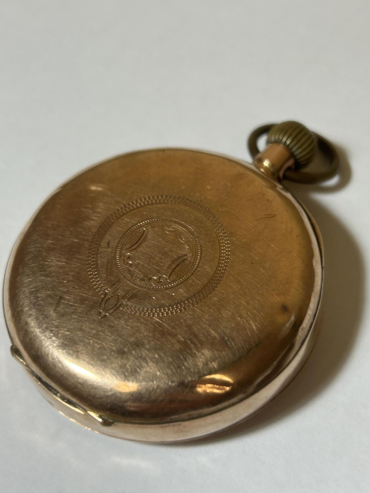 A 9CT YELLOW GOLD OPEN FACED POCKET WATCH GROSS WEIGHT 89.24 GRAMS WITH LEVER ESCAPEMENT AND A ROMAN - Image 3 of 5