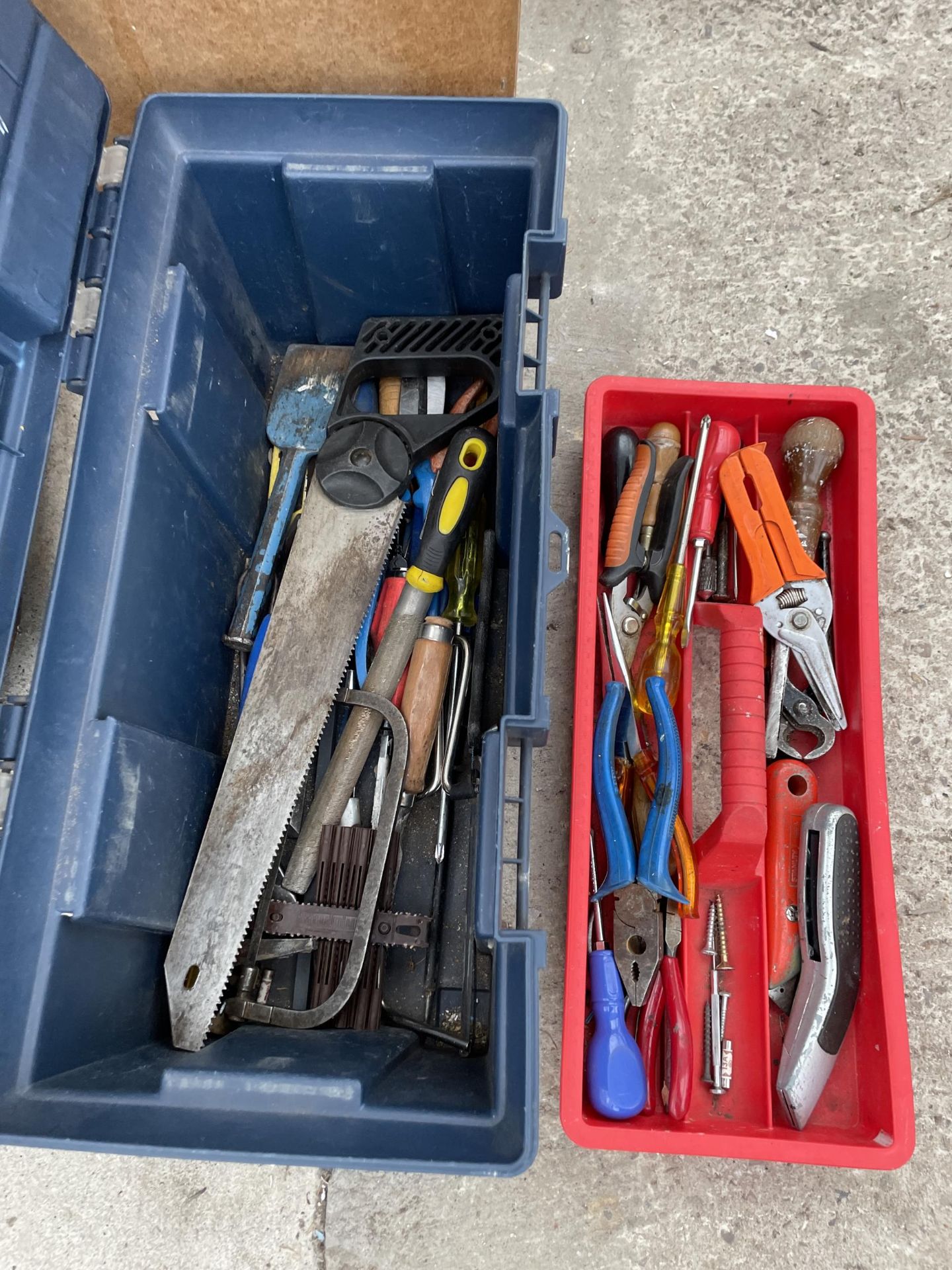 AN ASSORTMENT OF TOOLS TO INCLUDE A SPADE, A WORK MATE BENCH AND A PASTING TABLE ETC - Bild 3 aus 3