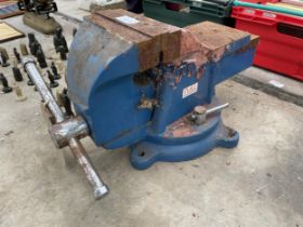 A LARGE TULL HEAVY DUTY BENCH VICE
