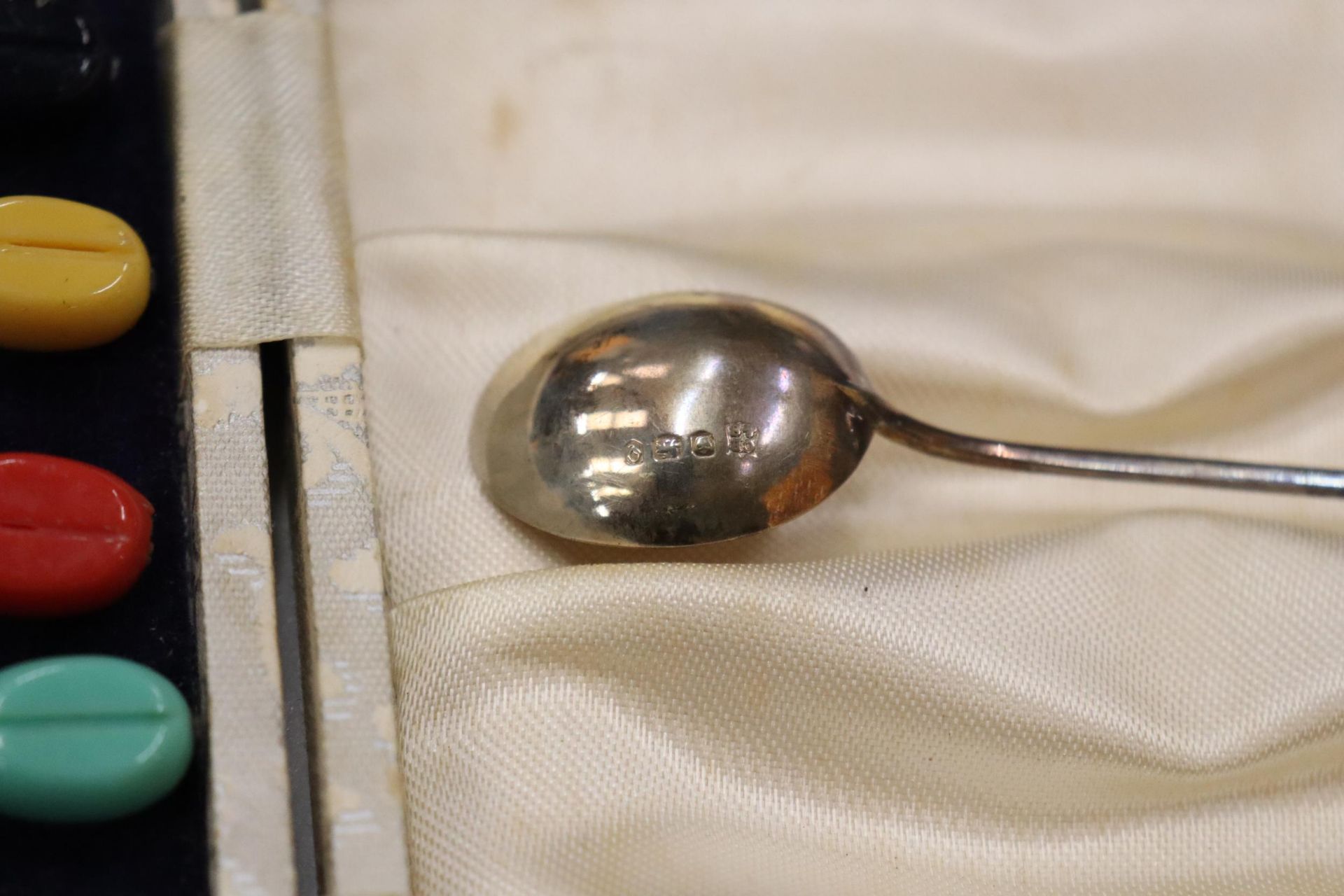 A SET OF SIX HALLMARKED SHEFFIELD SILVER COFFEE BEAN SPOONS WITH VARIOUS COLOURED TOPS IN A - Image 7 of 7