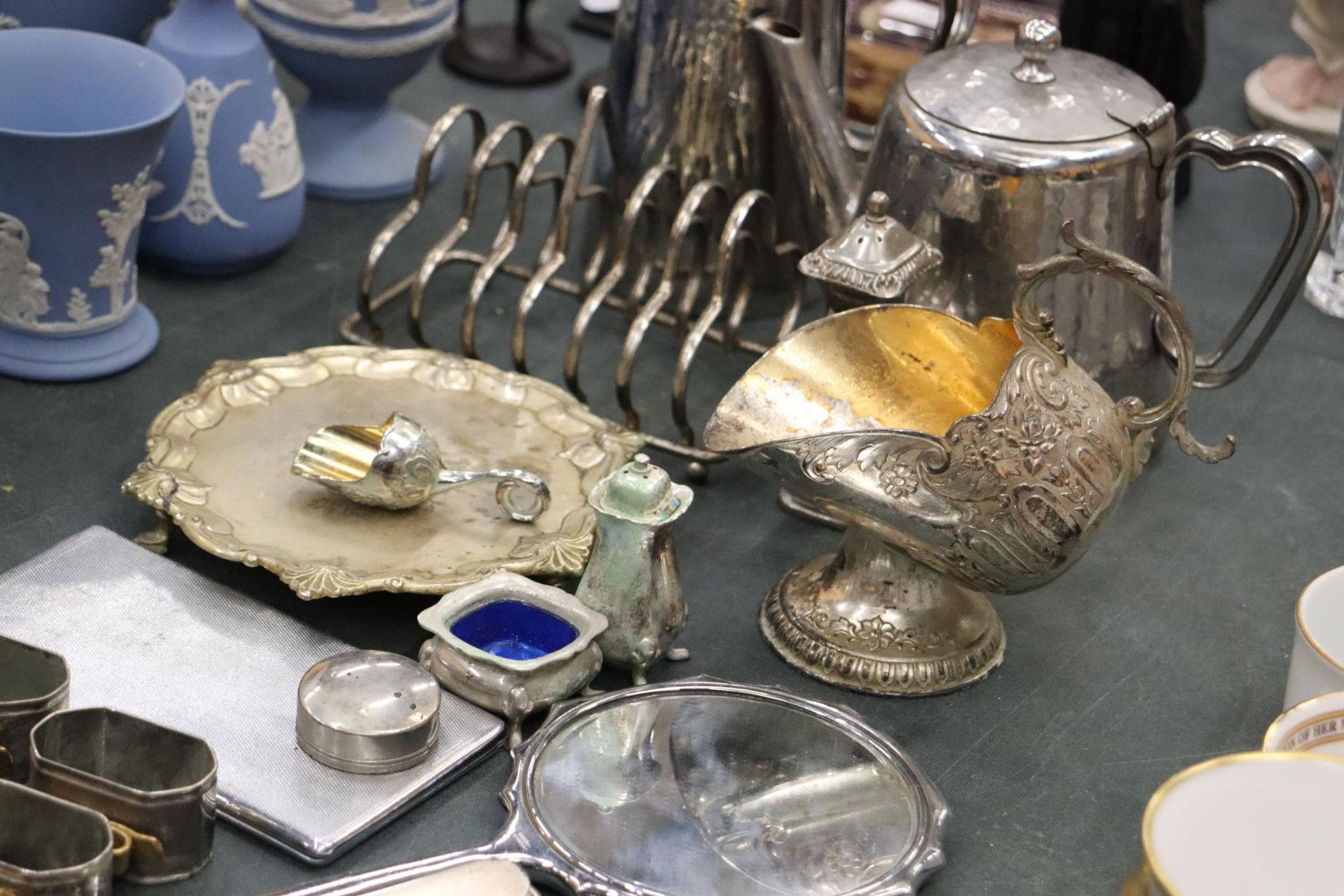 A COLLECTION OF SILVER PALTED ITEMS TO INCLUDE NAPKIN RINGS, A TEAPOT AND HOT WATER JUG, FLATWARE, - Image 5 of 10