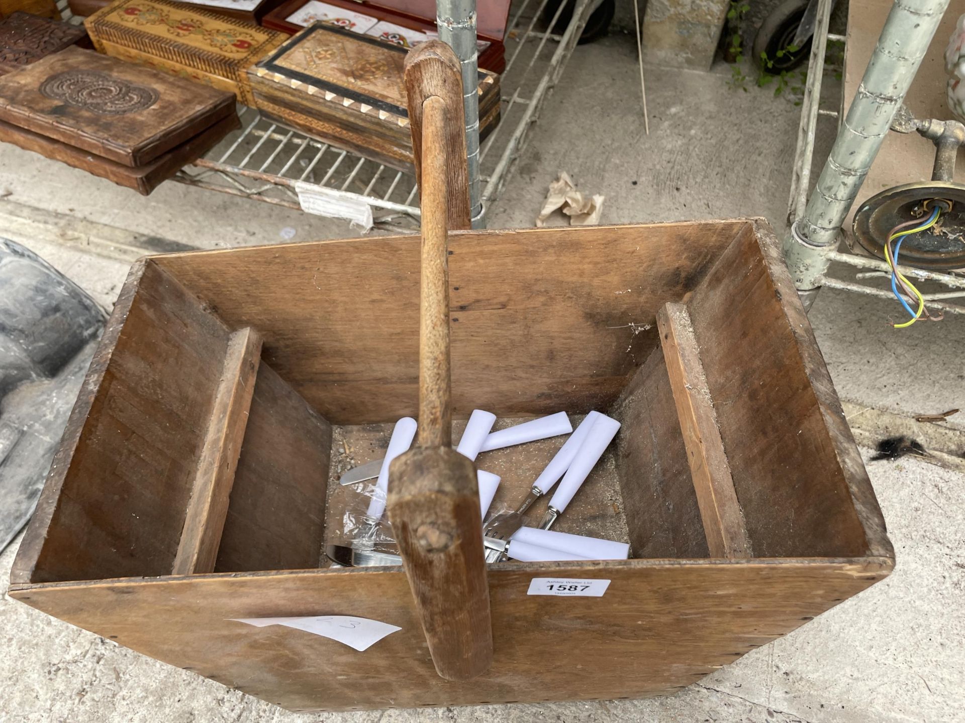 A VINTAGE WOODEN TRUG AND A DESK TIDY - Image 2 of 4