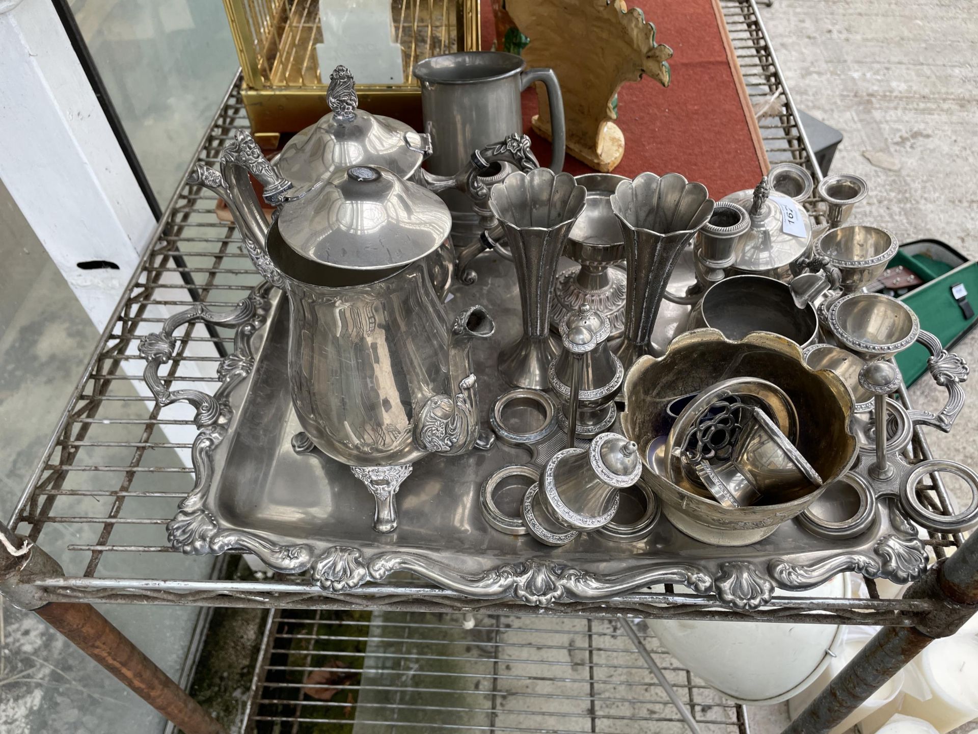 A LARGE ASSORTMENT OF SILVER PLATED ITEMS TO INCLUDE A TRAY, COFFEE POTS, CANDLE STICKS AND EGG CUPS - Image 3 of 3