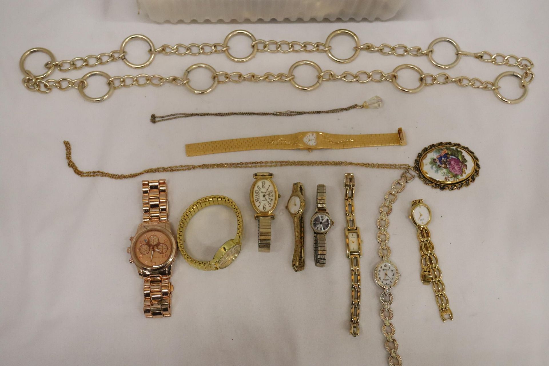 A QUANTITY OF YELLOW METAL COSTUME JEWELLERY TO INCLUDE WATCHES, BRACELETS, CHAINS, ETC - Image 3 of 7
